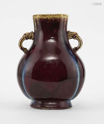 Vase Hu, Chine<br />
Porcelaine flammée rouge, H 30 cm