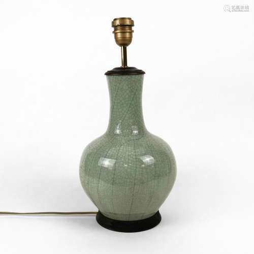 Vase monté en lampe, Chine, XIXe s<br />
Porcelaine céladon ...