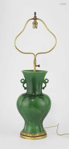 Vase monté en lampe, Chine, XIXe s<br />
Céramique émaillée ...