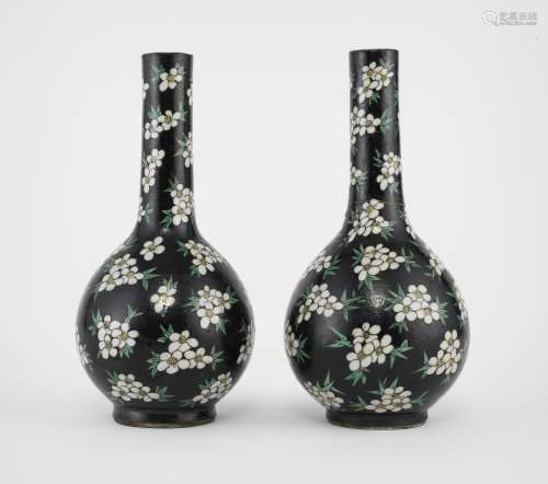 Vase à long col famille noire, Chine, dynastie Qing (1644-19...