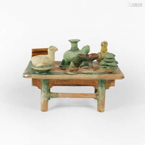 Table d’autel avec offrandes, Chine, XXe s<br />
Céramique é...