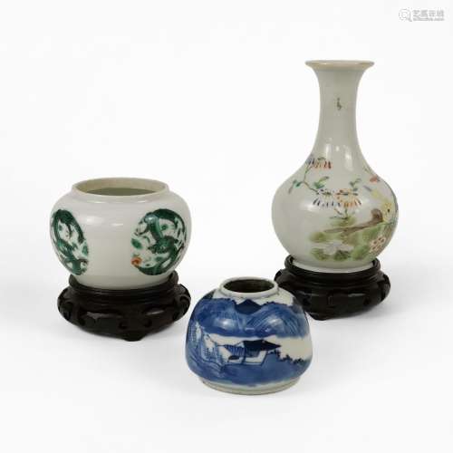 Deux petits vases et un rince-pinceaux, Chine<br />
Porcelai...