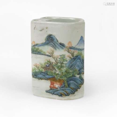 Pot à pinceaux, Chine<br />
Porcelaine émaillée polychrome à...