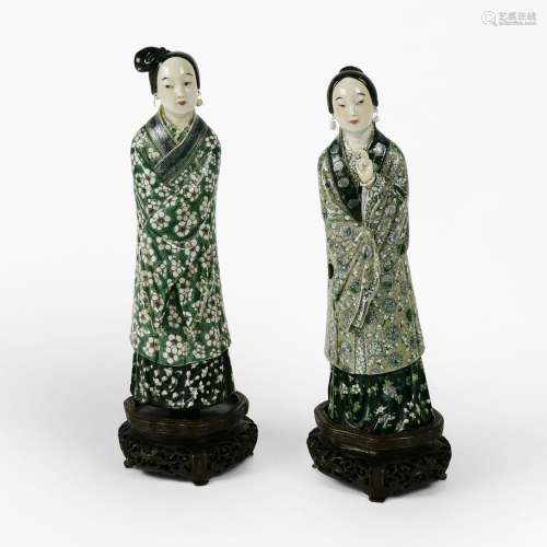 Deux guanyin, famille rose, Chine, XXe s<br />
Porcelaine ém...