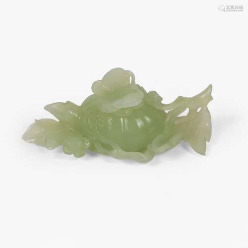 Petite théière surmontée d'un papillon, Chine <br />
Jade sc...