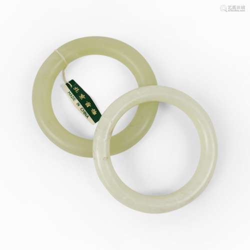 Deux bracelets jonc, Chine<br />
Jade, D 8 et 8,5 cm