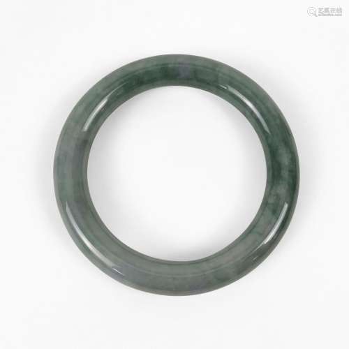 Bracelet jonc, Chine<br />
Jade, D 9 cm