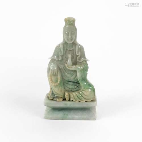 Guanyin assise, Chine<br />
Jade, H 14 cm