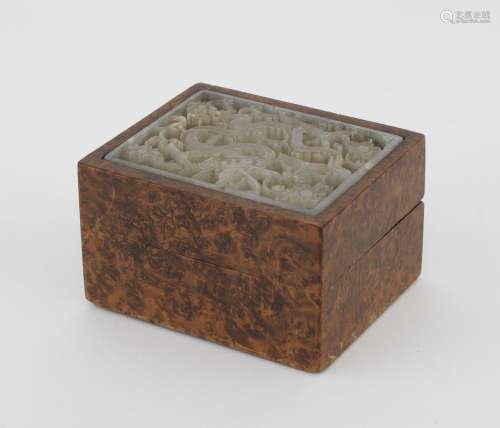 Boîte rectangulaire à décor d'une plaque en jade ajouré<br /...