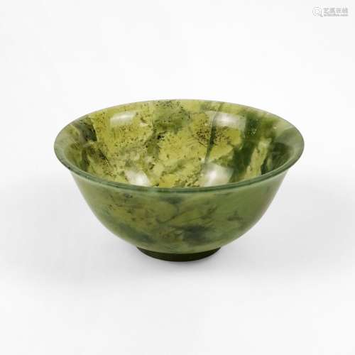 Bol, Chine<br />
Jade épinard, D 10 cm