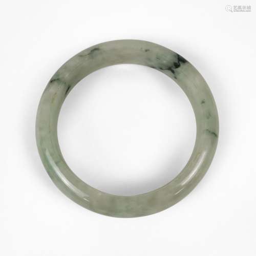 Bracelet jonc, Chine<br />
Jade, D 8 cm