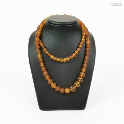 Collier composé de perles d'ambre en chute (D env. entre 8 e...