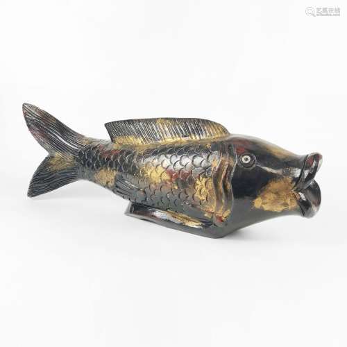 Grand poisson, Asie <br />
Bois sculpté et laqué, L 81 cm