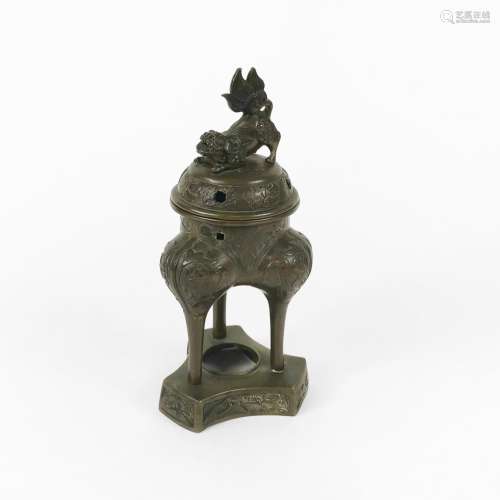 Brûle-parfum tripode, Chine, XIXe s<br />
Bronze à patine br...