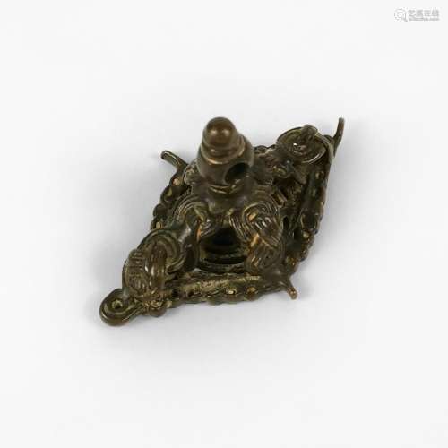 Sceau, Tibet, XIXe s<br />
Bronze ajouré, L 6 cm