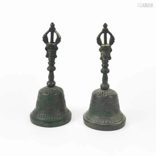 Paire de cloches de temple, Chine, XXe s<br />
Bronze à pati...