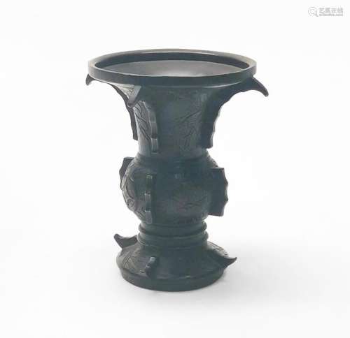 Vase à col évasé de style archaïque, Chine <br />
Bronze à p...