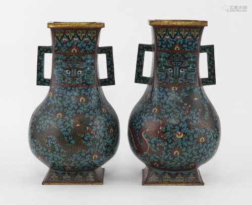 Paire de vases à anses, Chine ou Vietnam, marque Chongzhen (...