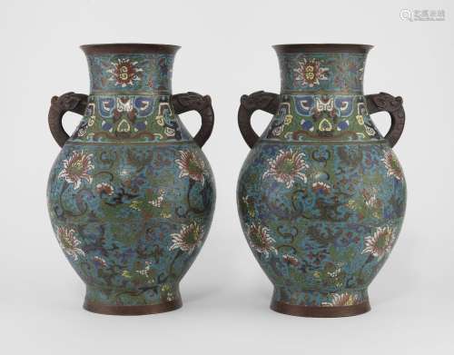 Paire de vases à anses éléphant en cloisonné, Chine, époque ...