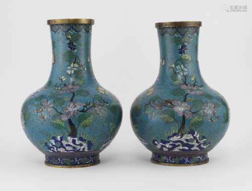Paire de vases balustre en cloisonné, Chine, XIXe s<br />
Br...