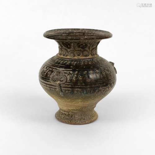 Vase balustre, Cambodge, dans le style Khmer<br />
Grès émai...