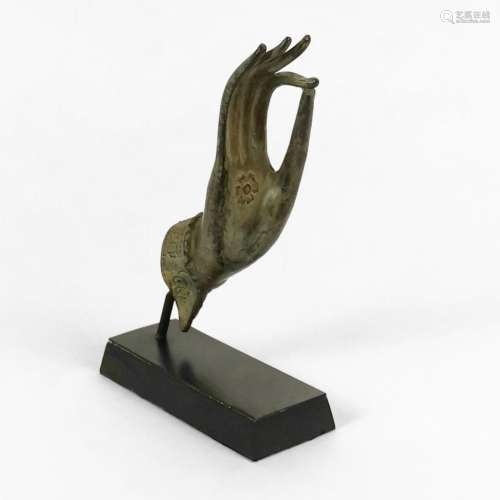 Main de bouddha, Thaïlande, XXe s<br />
Bronze, H 14 cm