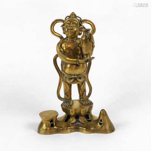 Statuette d'une divinité, Inde, XXe s<br />
Laiton, H 31 cm