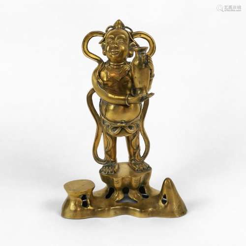 Statuette d'une divinité, Inde, XXe s<br />
Laiton, H 31 cm