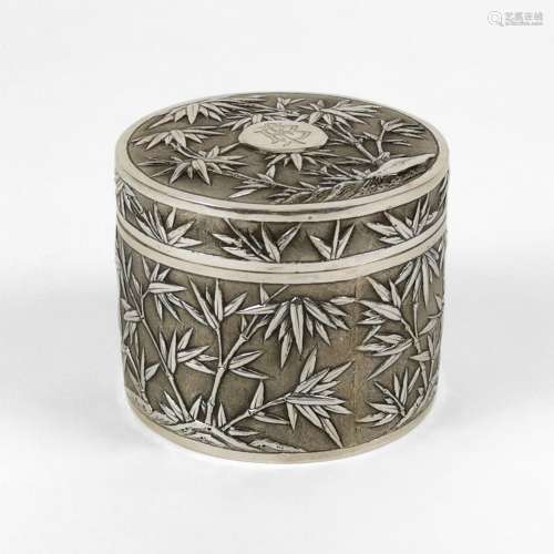 Boîte cylindrique, Chine, circa 1900<br />
Argent repoussé à...