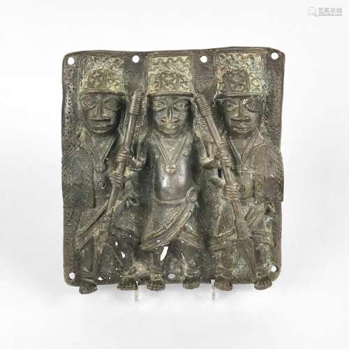 Plaque à décor de trois guerriers, (Bénin)<br />
Bronze, 31x...