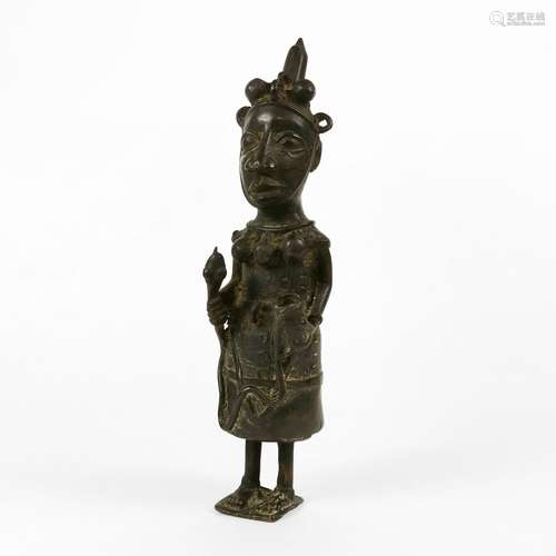 Statuette figurant un guerrier, (Bénin)<br />
Bronze, H 28 c...