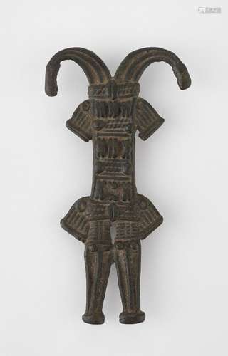 Amulette figurant deux crocodiles, Lobi, (Burkina Faso)<br /...