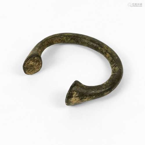 Bracelet, probablement Luristan<br />
Bronze à patine verte,...