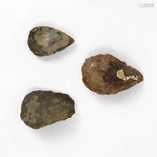 Trois silex taillés<br />
L 7, 7,5 et 8 cm