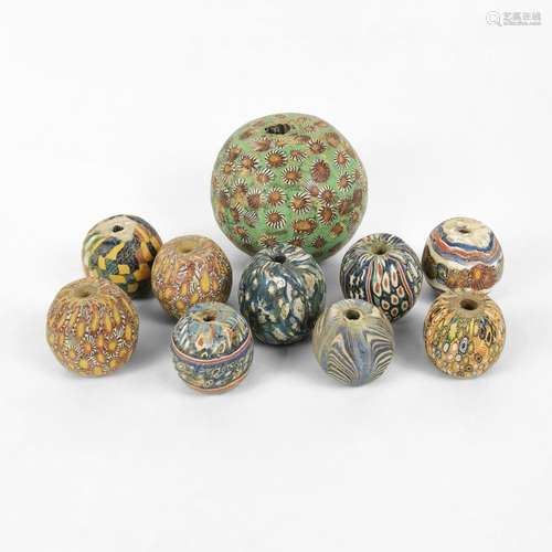 Collection de 10 grandes perles<br />
Verre polychrome, H de...