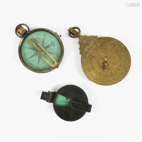 1 astrolabe et 2 boussoles <br />
Laiton gravé, 6 et 10 cm