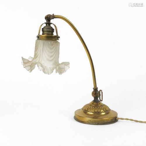 Lampe de bureau, début XXe s<br />
Laiton et verre, H 35 cm