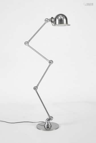 Lampe de bureau Jieldé<br />
Métal chromé, H 95 cm