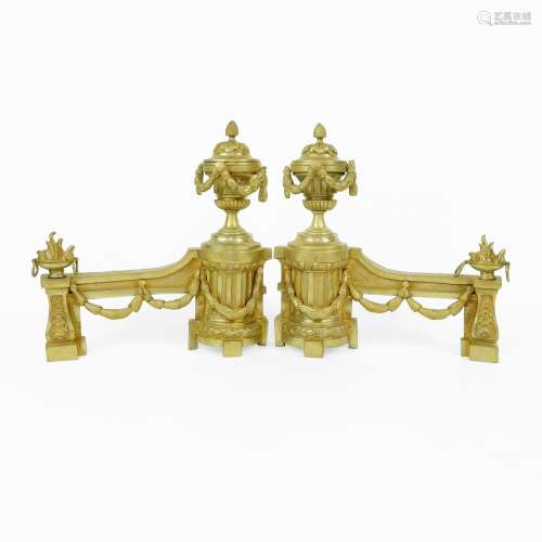 Paire de chenêts néoclassiques<br />
Bronze doré, H 30 cm