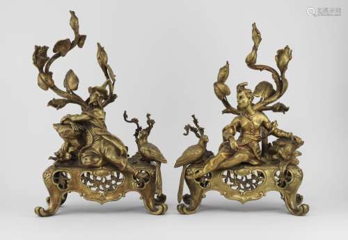 Paire de chenets au chinois de style Louis XV<br />
Bronze d...