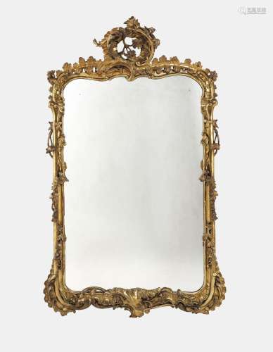 Miroir à fronton rocaille de style Louis XV<br />
Bois sculp...