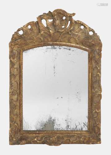 Miroir à fronton d'époque Louis XV<br />
Bois sculpté et dor...
