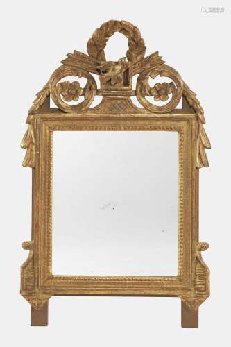 Petit miroir à fronton de style Louis XVI<br />
Bois doré, 6...