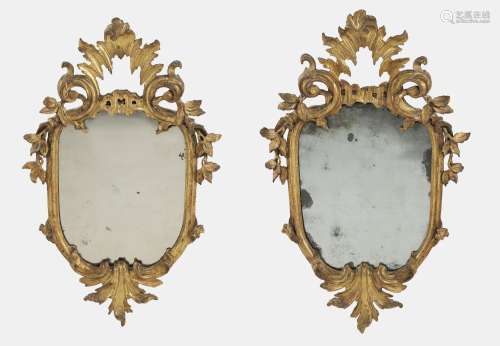 Paire de miroirs, Italie, XIXe s<br />
Bois sculpté et doré,...