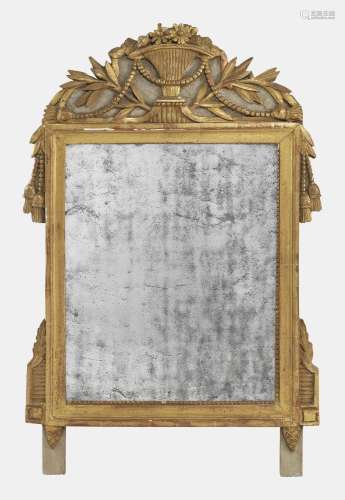 Miroir à fronton d'époque Louis XVI<br />
Bois sculpté et do...