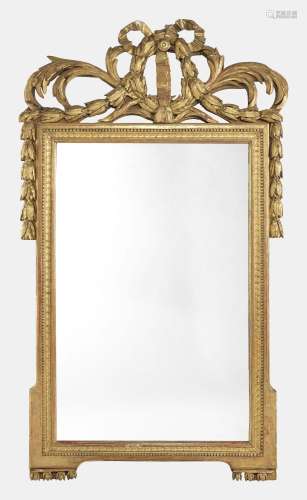 Miroir rectangulaire à fronton d'époque Louis XVI<br />
Bois...