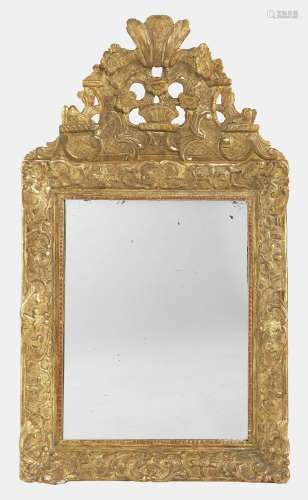Miroir à fronton XVIIIe s<br />
Glace au mercure, bois doré,...