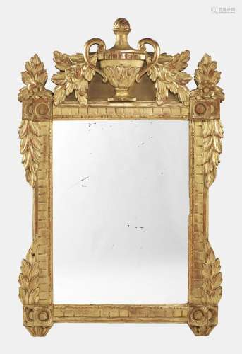 Miroir à fronton d'époque Louis XVI <br />
Bois sculpté doré...