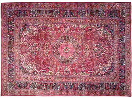 Tapis <br />
Laine à médaillon central et motifs helicoïdaux...