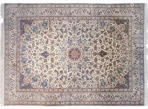 Tapis Naïn, Iran<br />
Laine à motifs bleus sur fond crème, ...